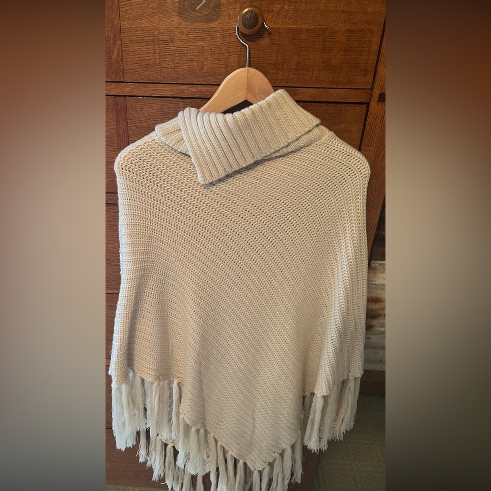 Cozy beige stitch pullover knit  poncho - Picture 2 of 4